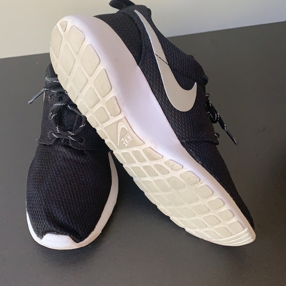 Nike - Picture 3 of 4